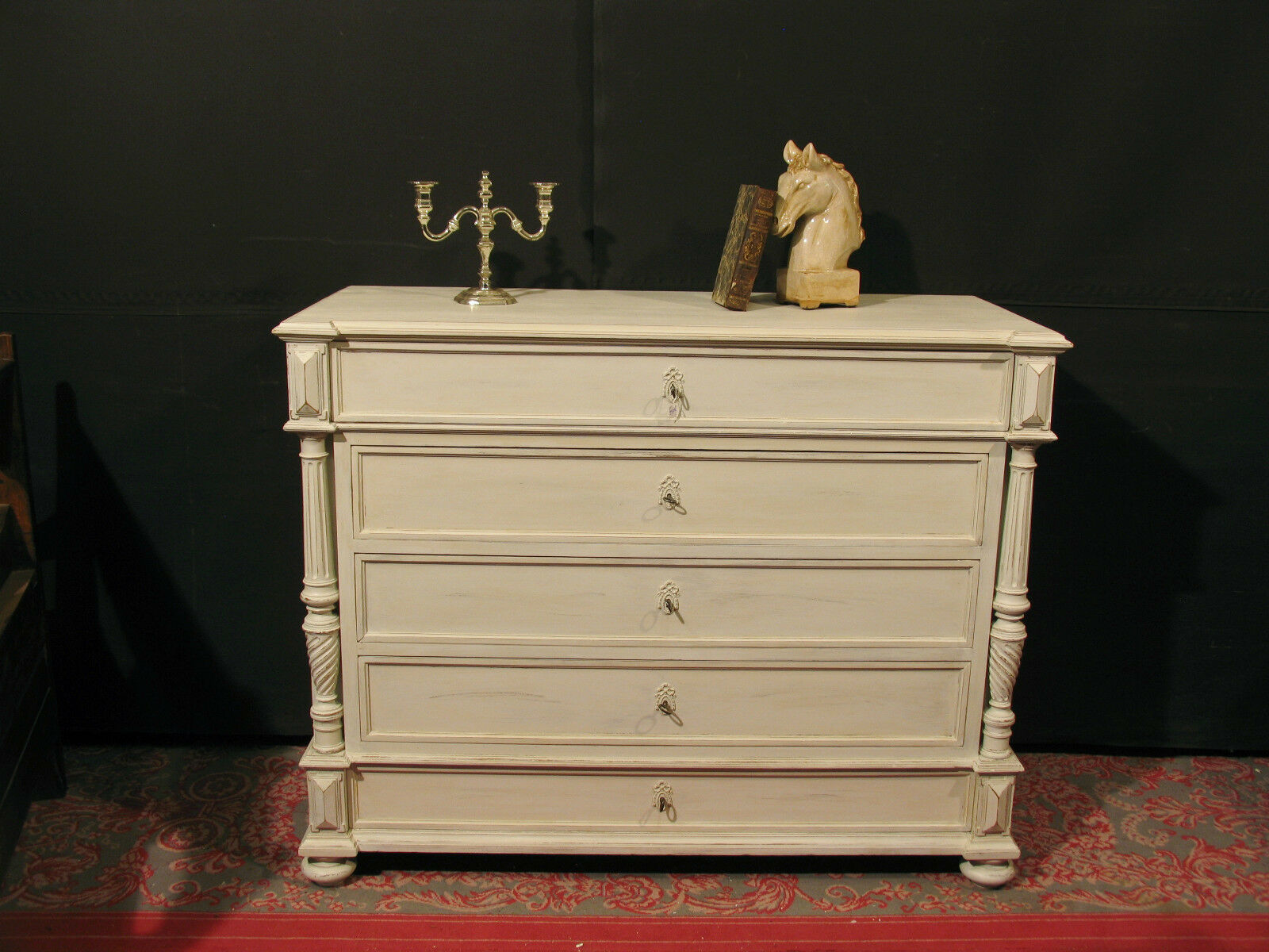 Former style Louis XVI in shabby white patinated wood 5 drawers