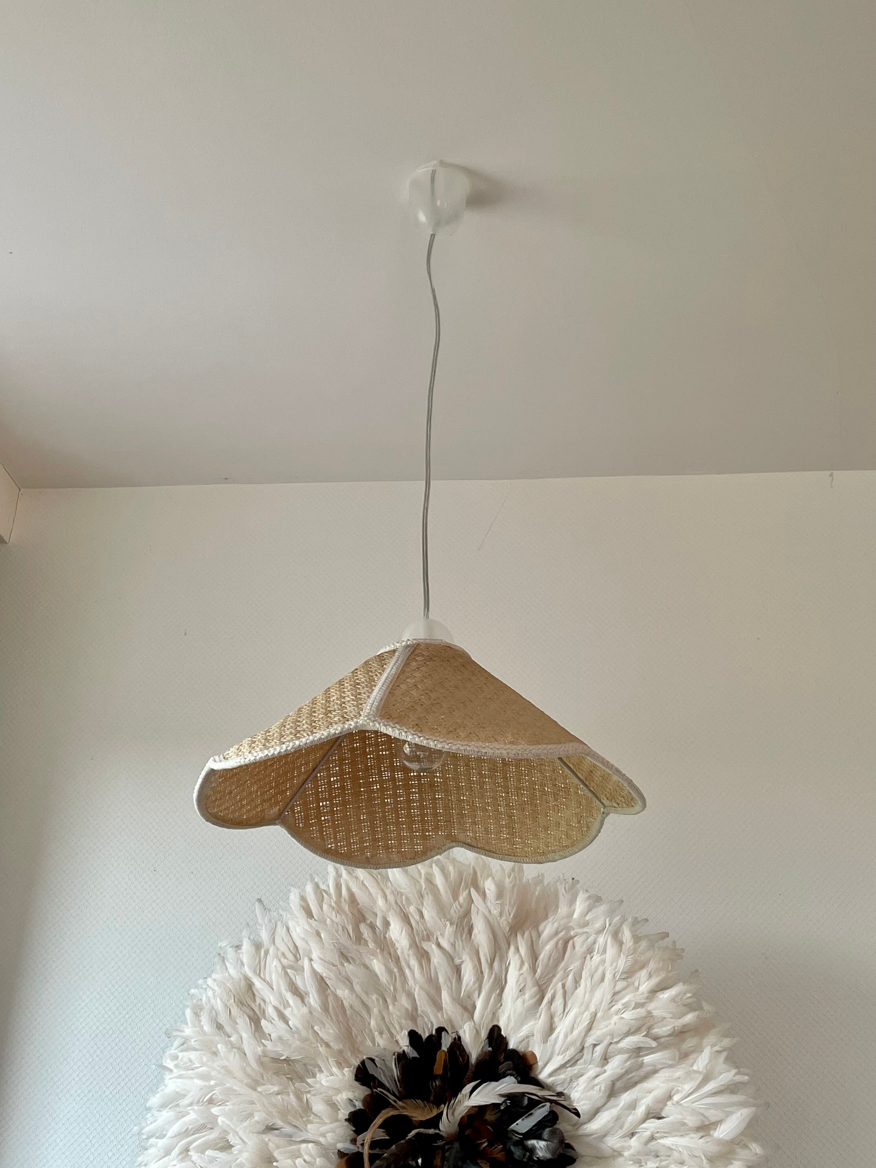 Suspension fleur en rotin vintage beige