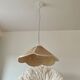 Suspension fleur en rotin vintage beige