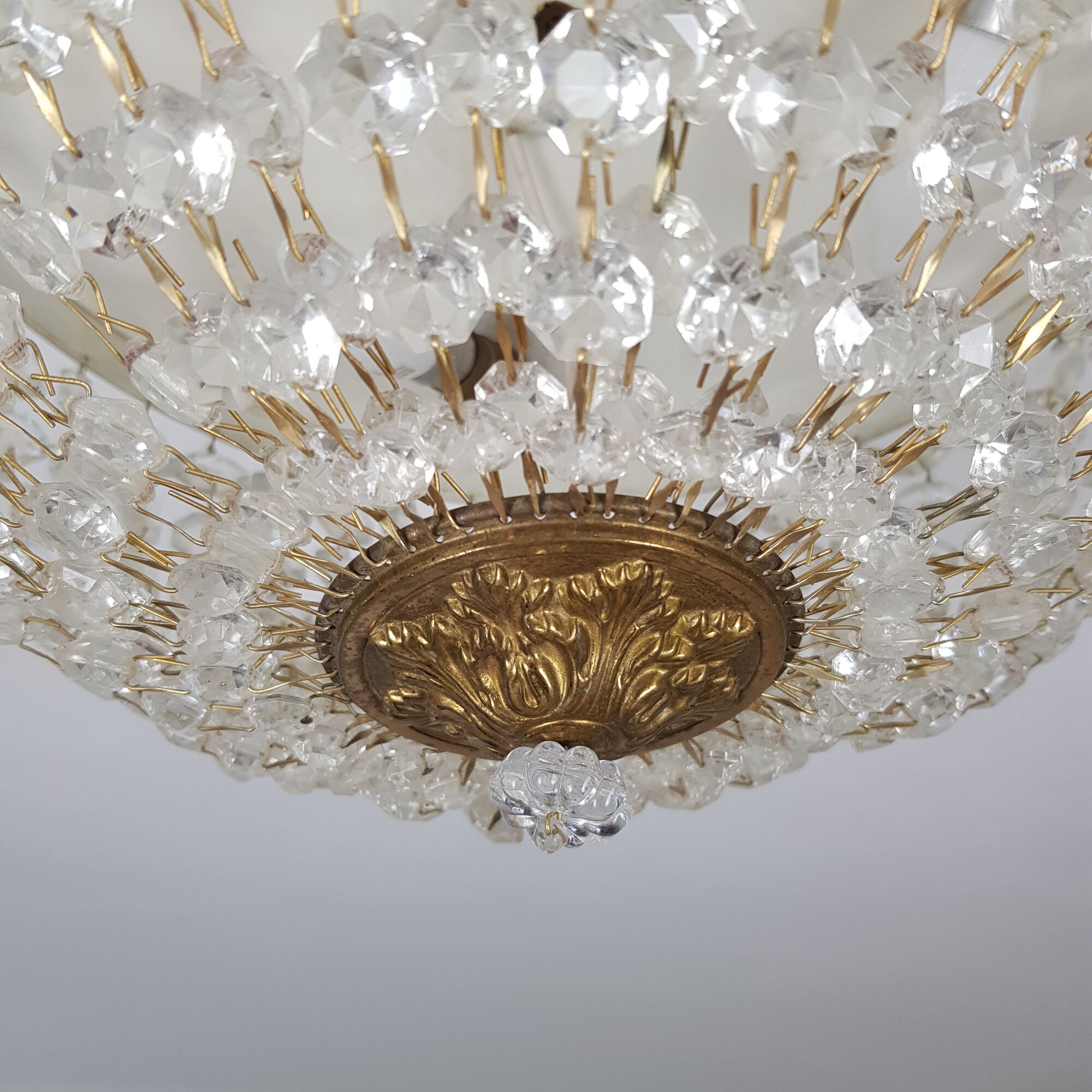 Ceiling light basket with 3 lights in gilded brass