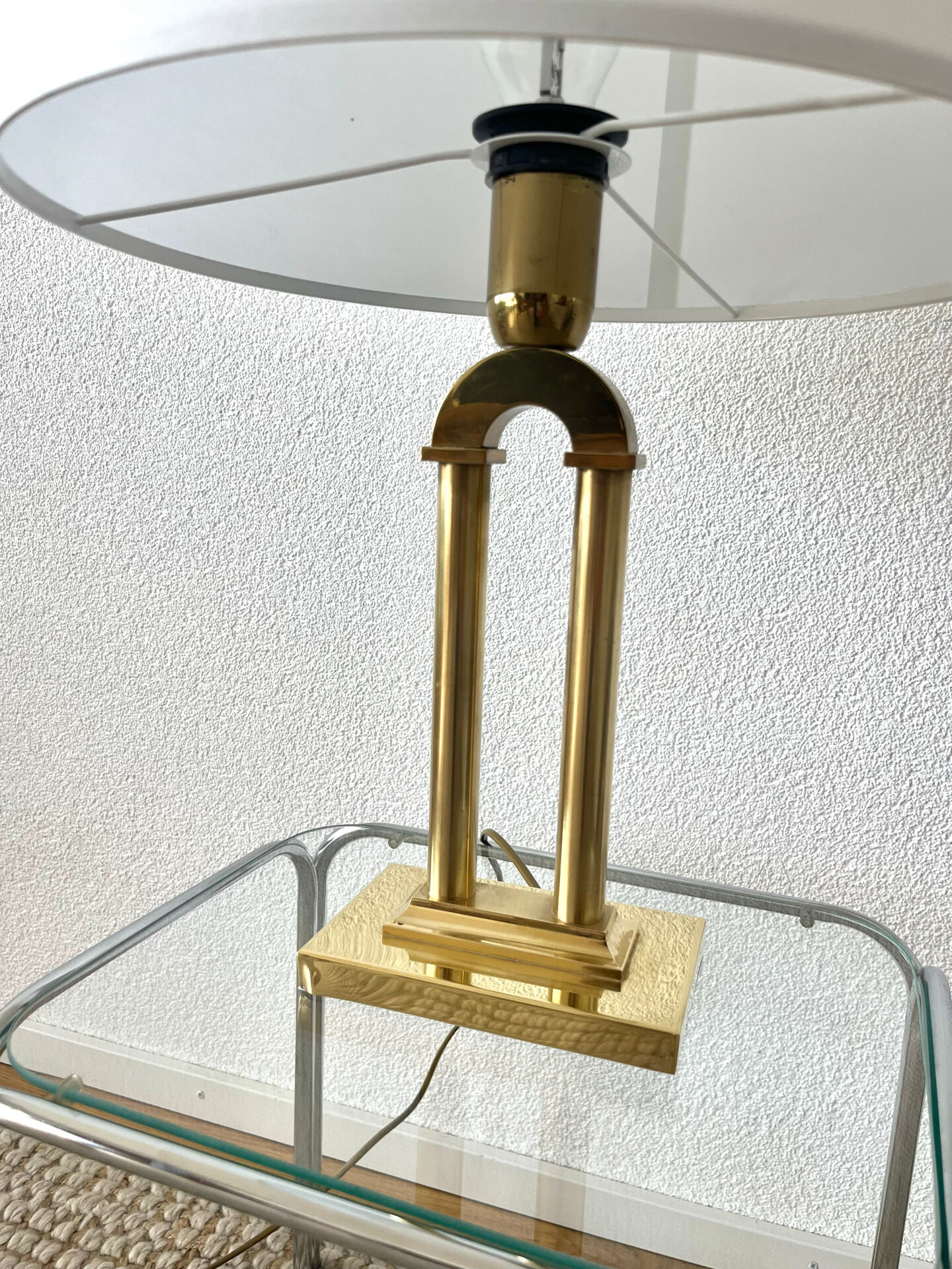 Vintage table lamp in gilded brass Hollywood Regency style.