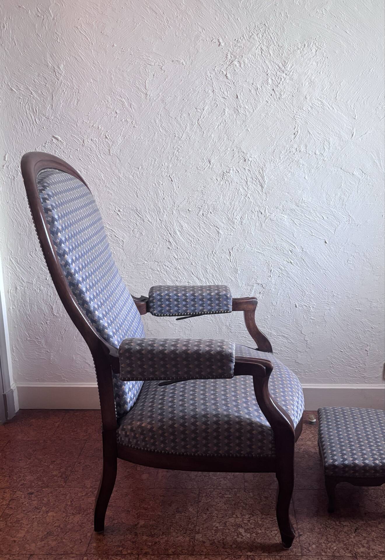 Ensemble fauteuil Voltaire à système inclinable et son repose-pied