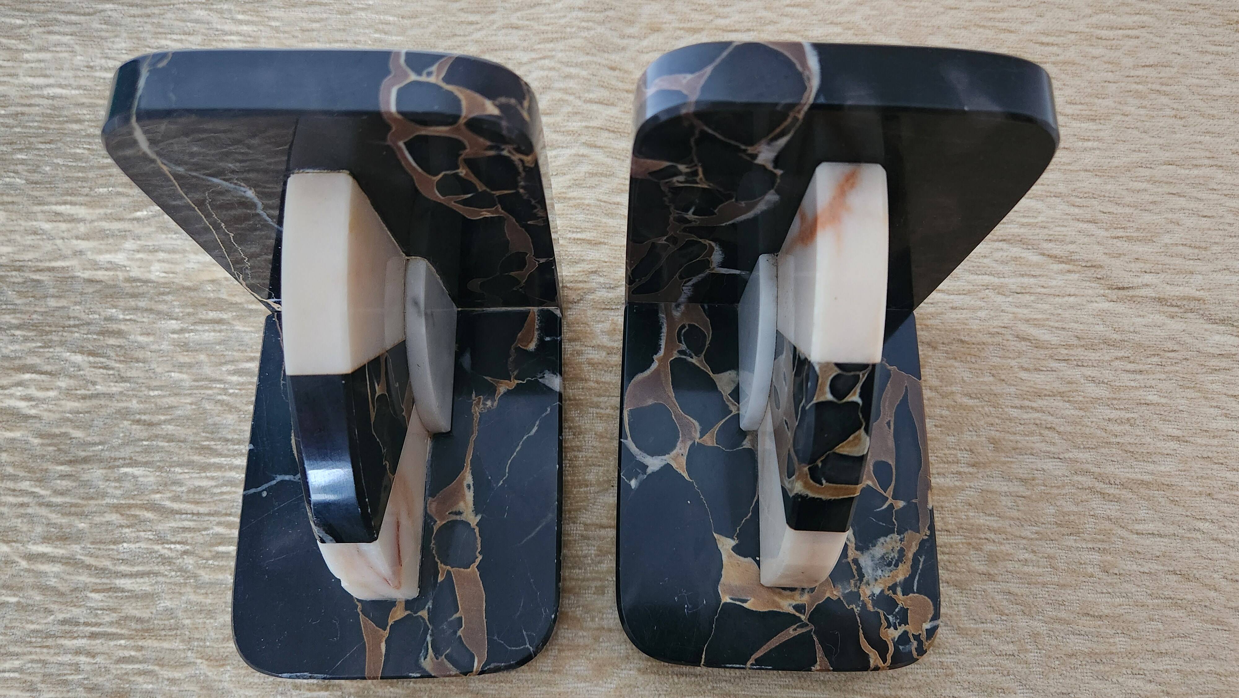 Art Deco pair of bookends in Portor marble and onyx, 1930s-1950s.
