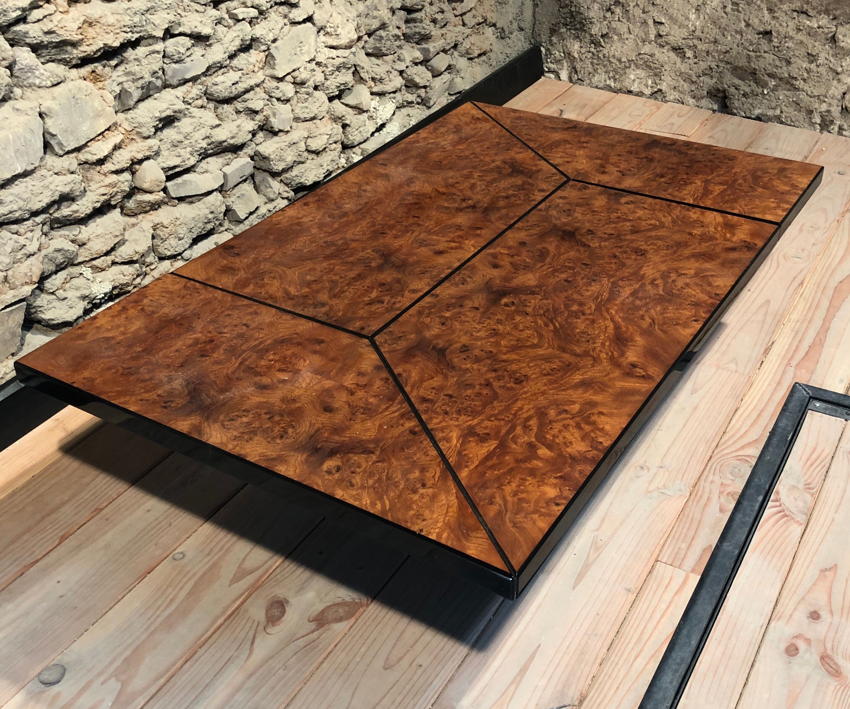 Table basse bar cocktail caché en loupe d'orme de Paul Michel, 1970 Roche Bobois