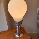 Lampe globe en opaline blanche et pied chromé