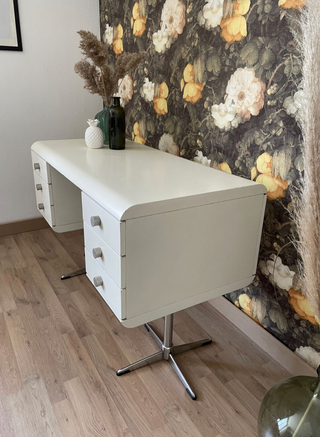 White laqué desk, year 70