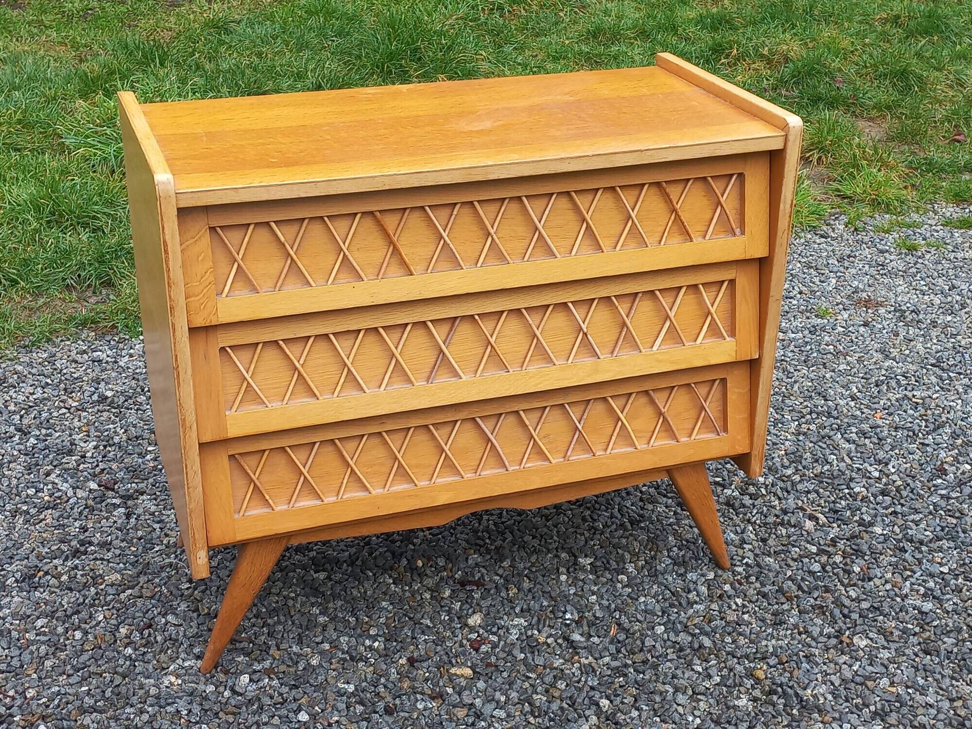 Vintage chest of drawers in light oak and rattan with tapered legs, 3 drawers from the 1950s.