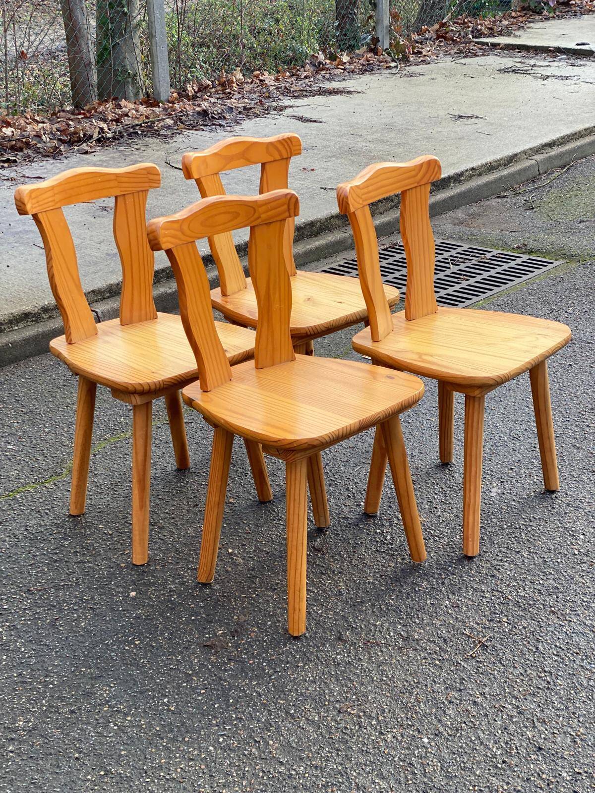 4 rounded Scandinavian dining chairs in solid pine from the 1980s.