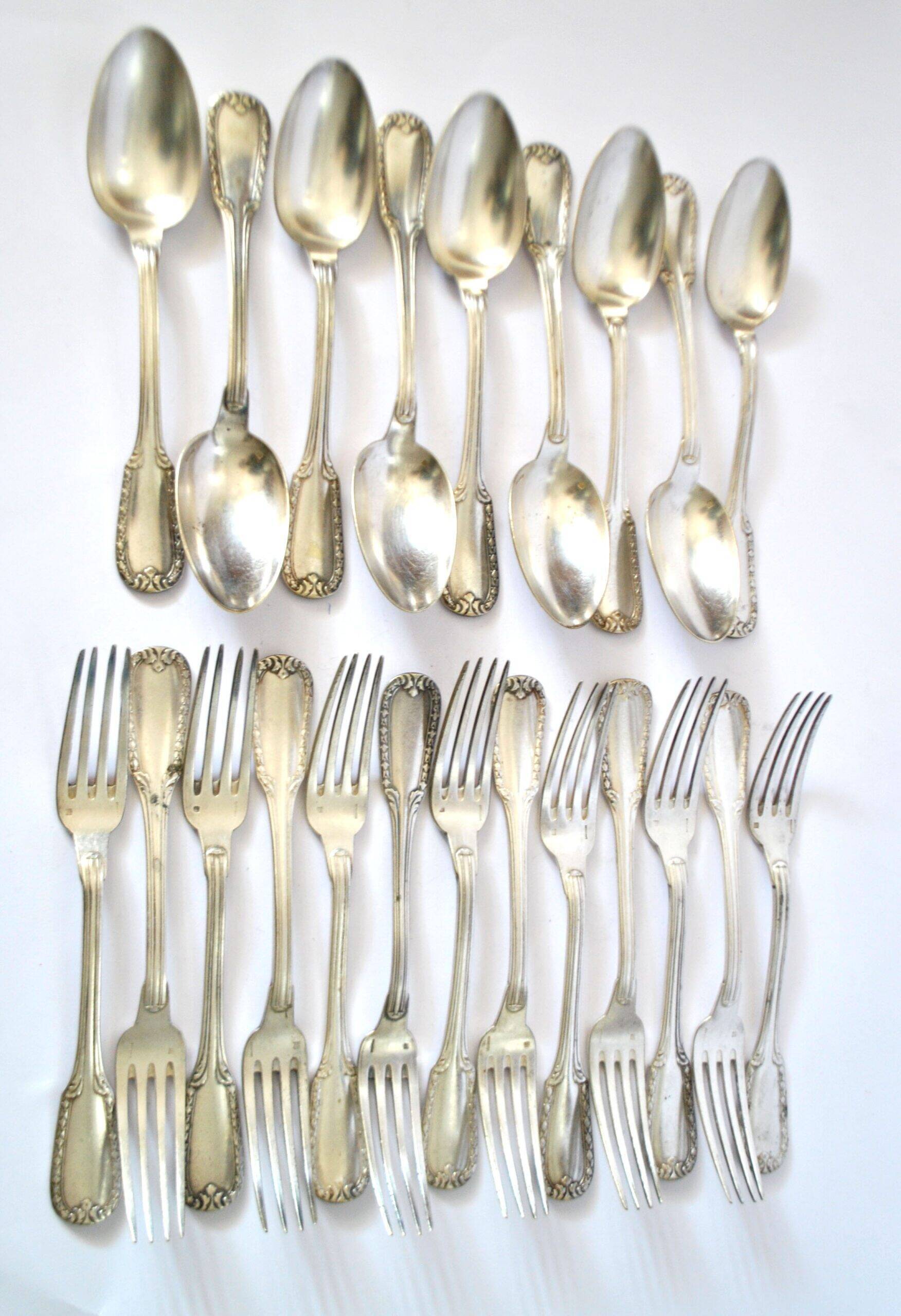 Set of 21 classic silver-plated metal table cutlery from 1900 by silversmith Boulenger, 21cm.