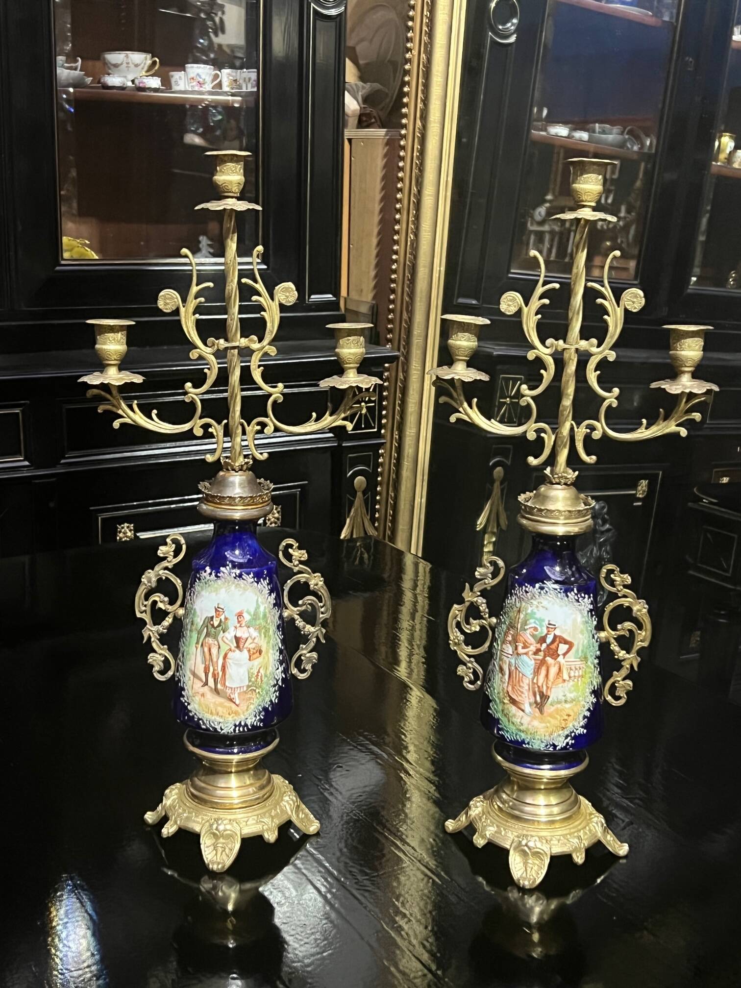 Pair of candlesticks. Bronze, brass, porcelain.