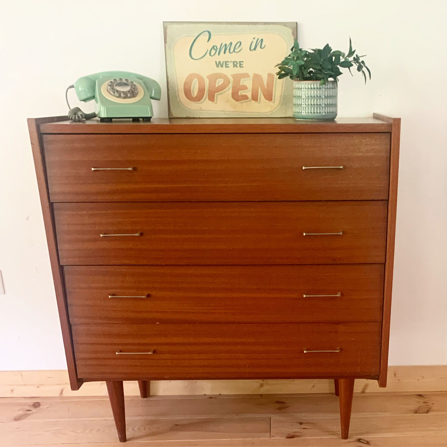 Commode années 50 pieds fuseaux