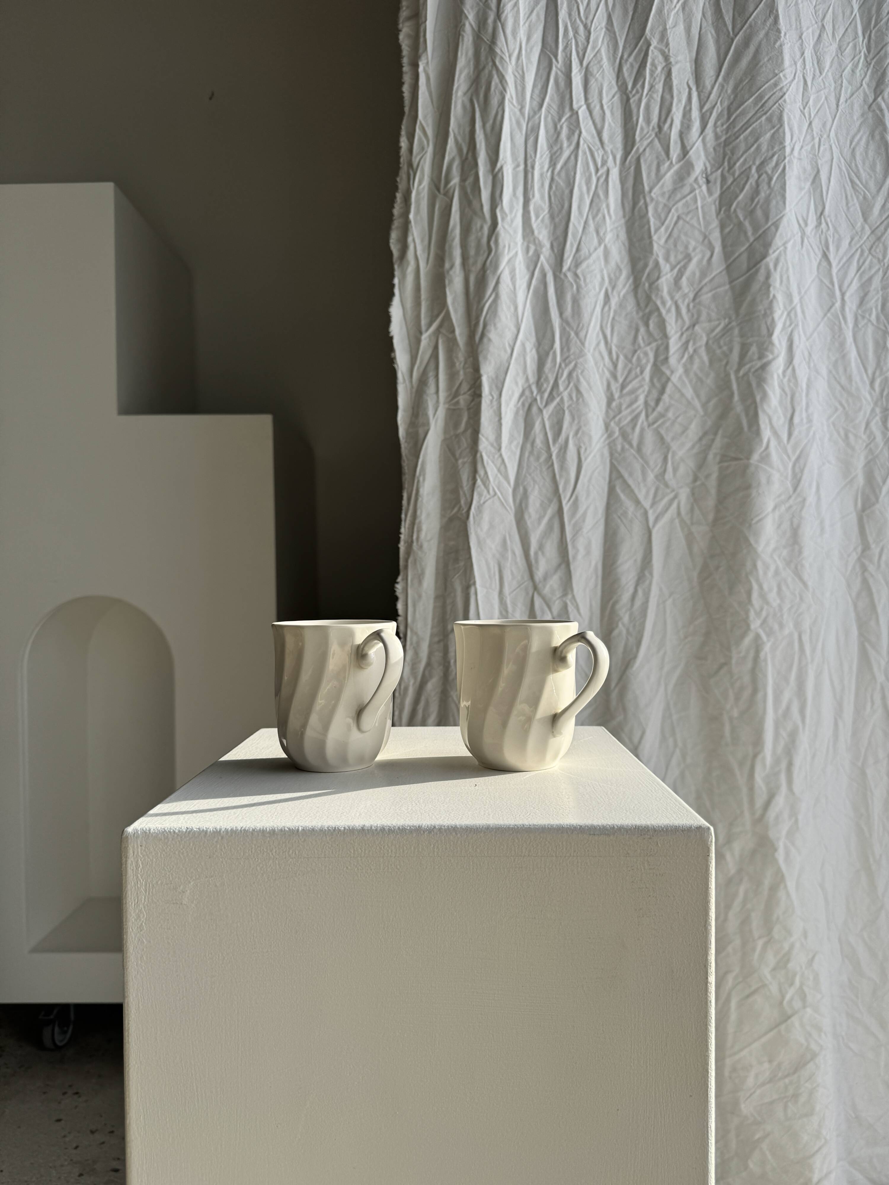 Pair of mugs in English porcelain H10