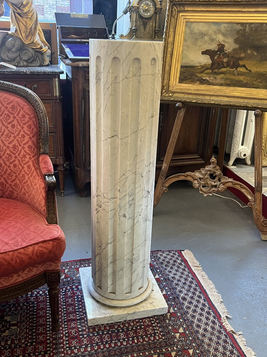 Column in solid white marble veined with grey, decorated with vertical fluting, 110 cm.