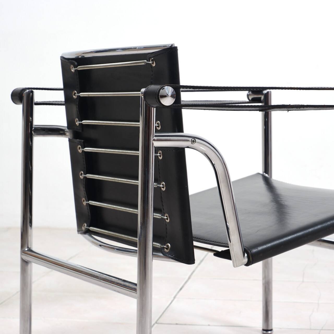 Fauteuil « lc1 » de charlotte perriand pour le corbusier, édités par cassina