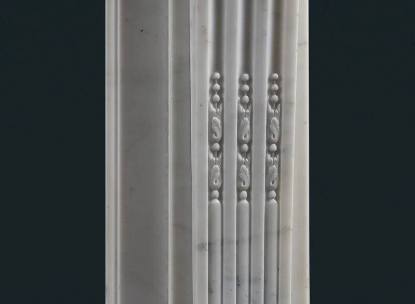 Cheminée en marbre statuaire de style Louis XVI