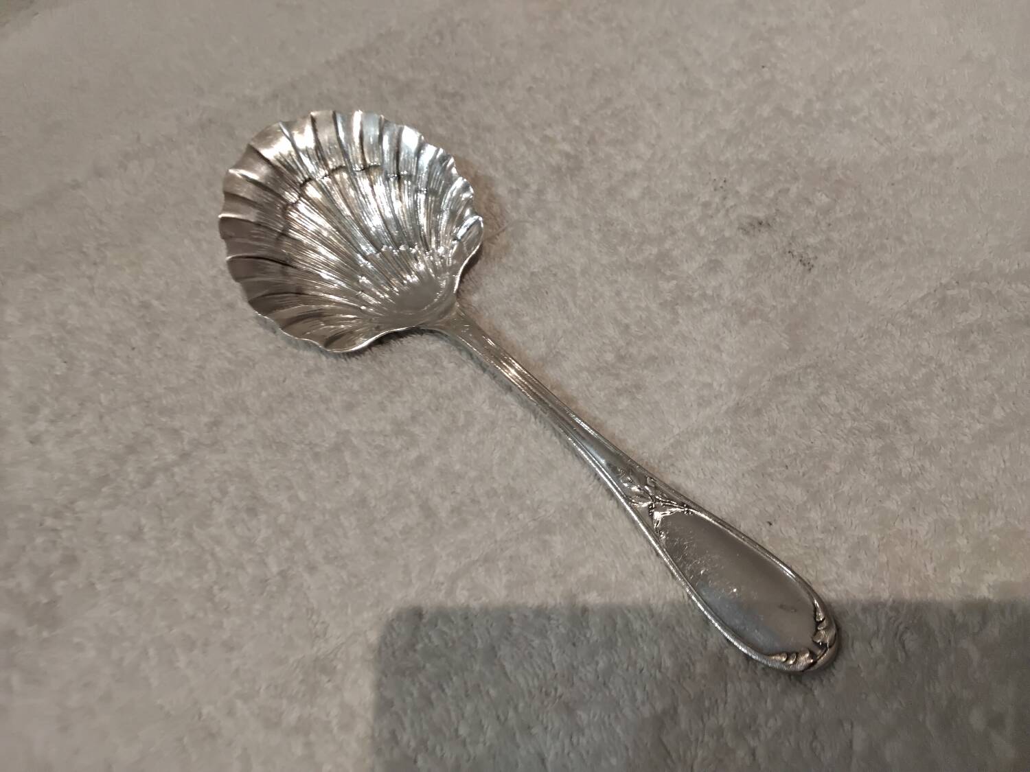 Silver-plated strawberry serving spoon, goldsmith Ercuis, laurels LXVI