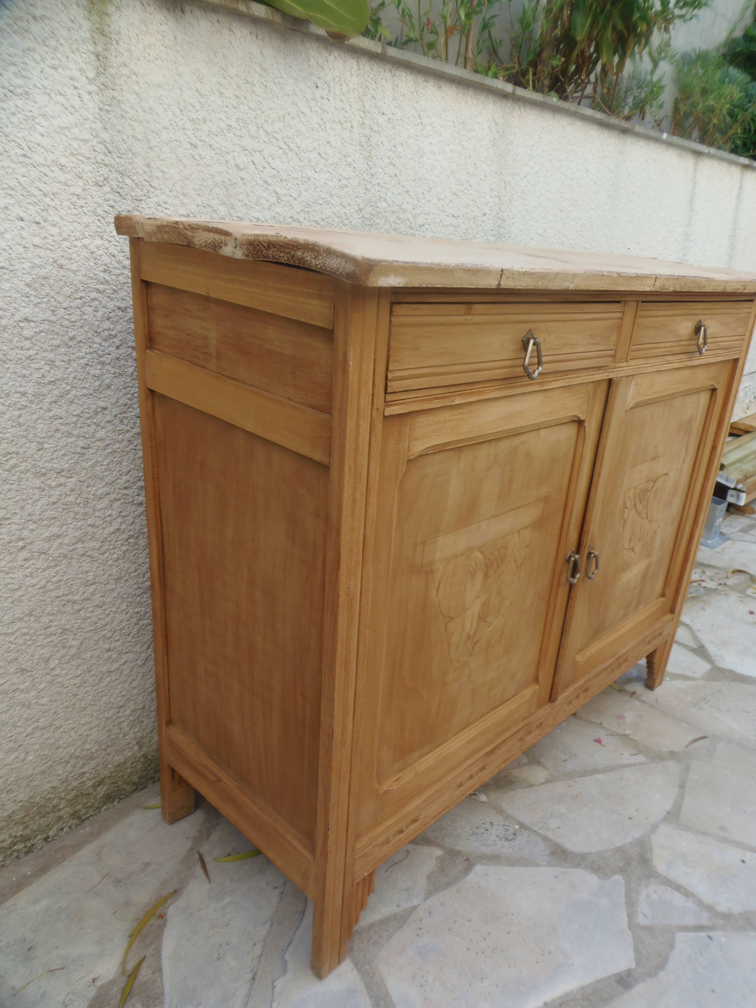 Buffet Art Déco en bois naturel, charme authentique.