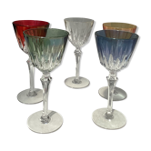 Suite de cinq verres sur pied en cristal coloris