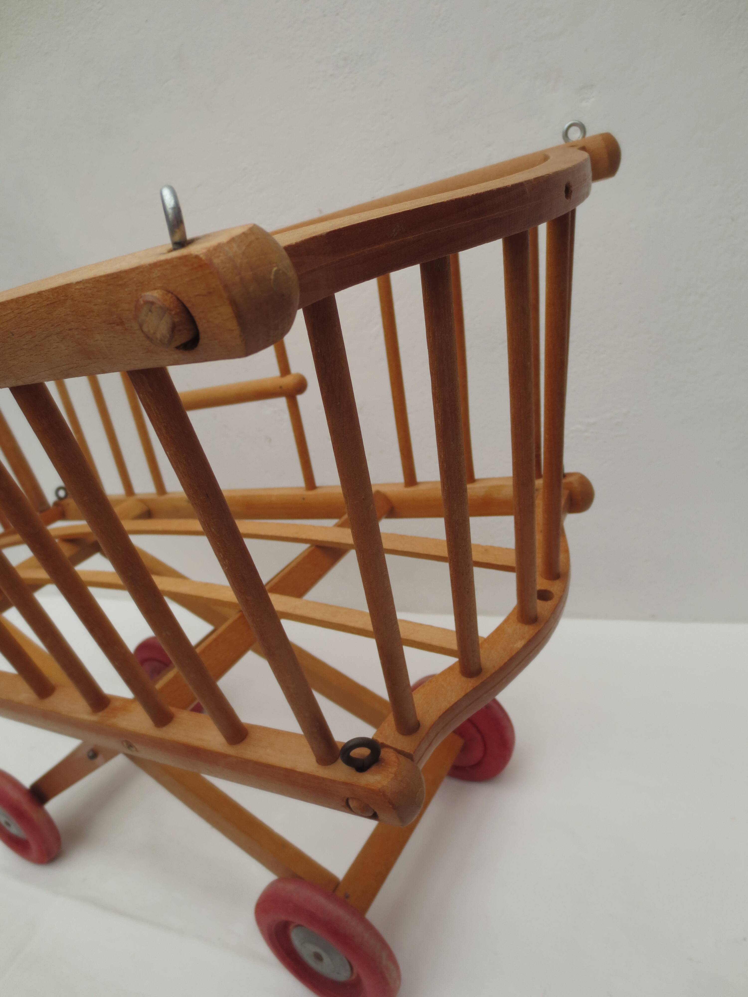 ancien landeau de poupée  sur roues en bois ,marque  Dejou