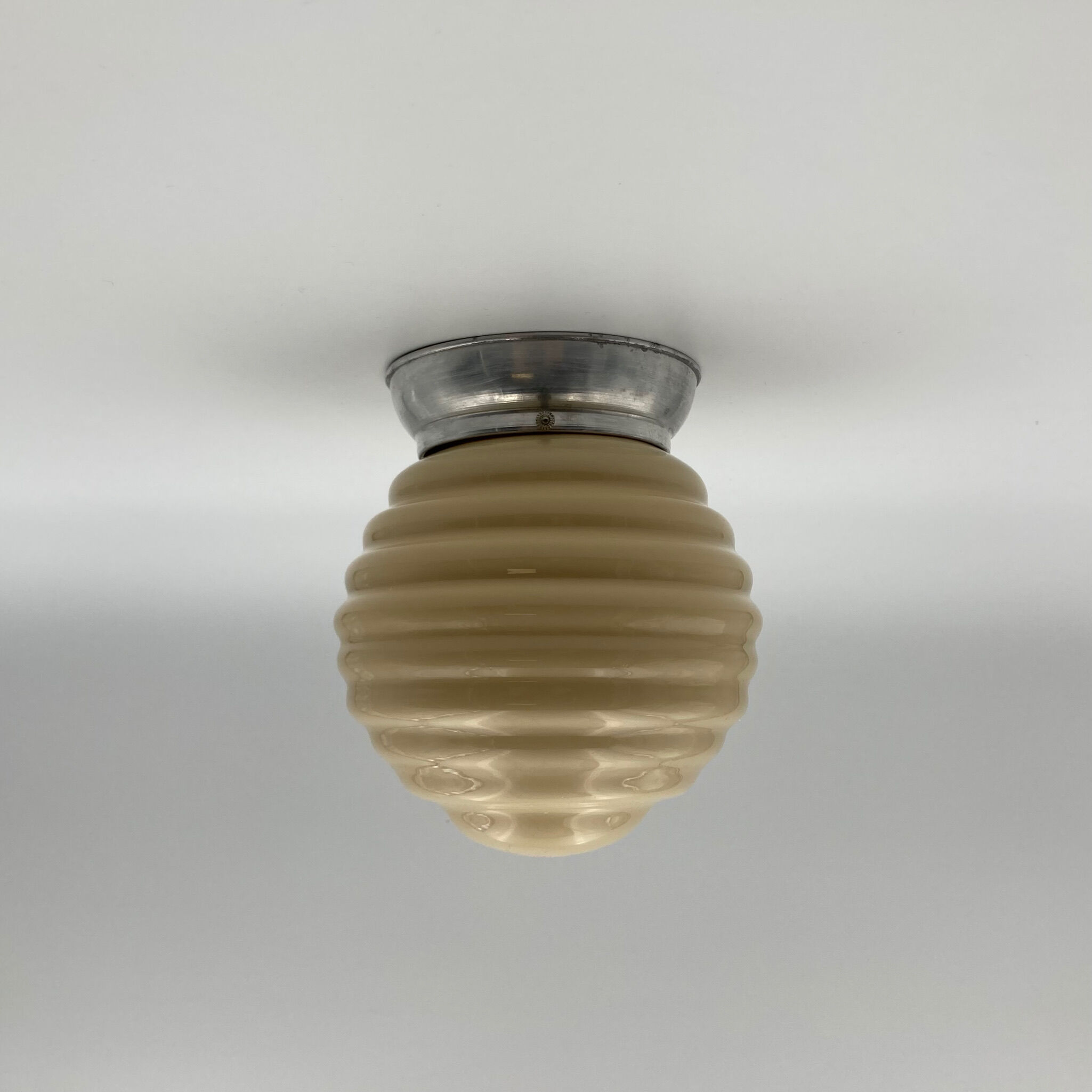 60s alarm clock manufactured by Rhythm in Japan, dated back to the 60s. This model (no 511