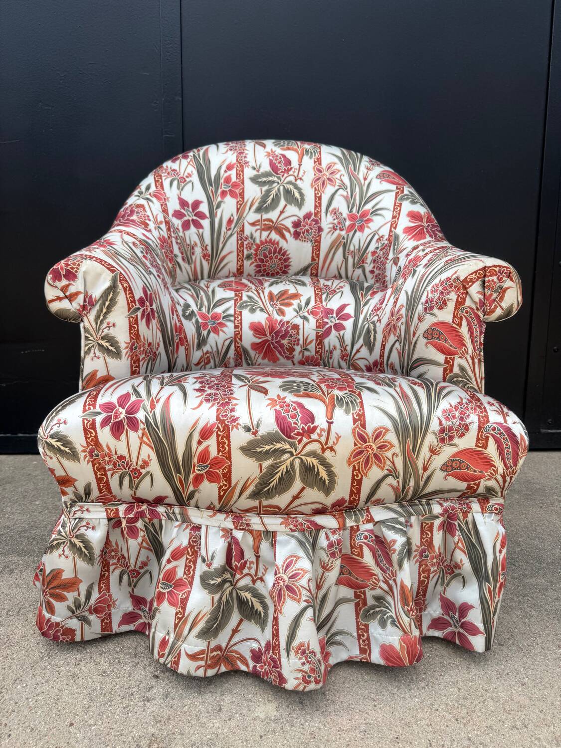 Fauteuil crapaud satin fleuri ancien