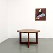 Table ronde moderniste en orme massif, piètement croisé