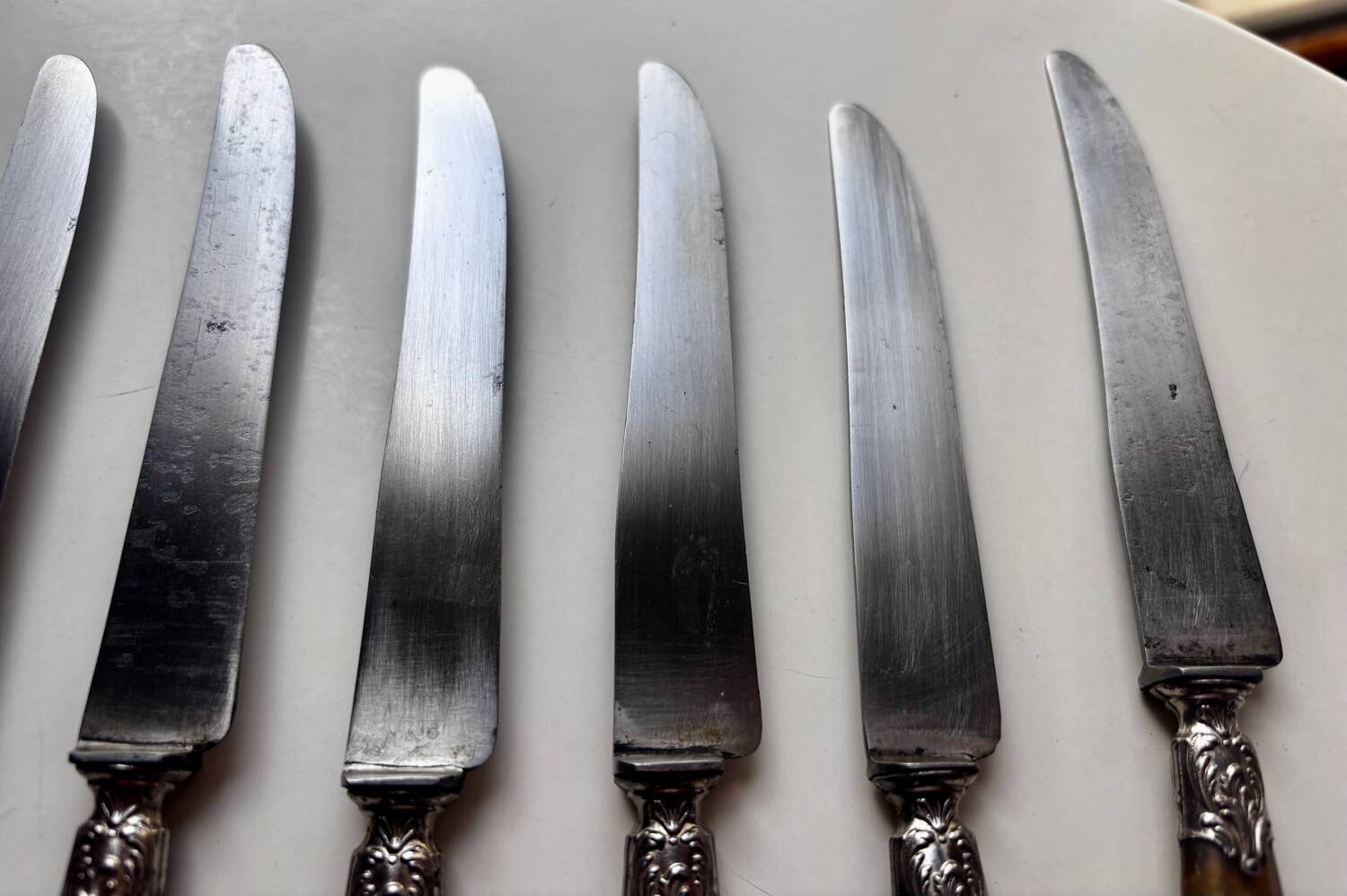 18 Wiskemann table knives in horn