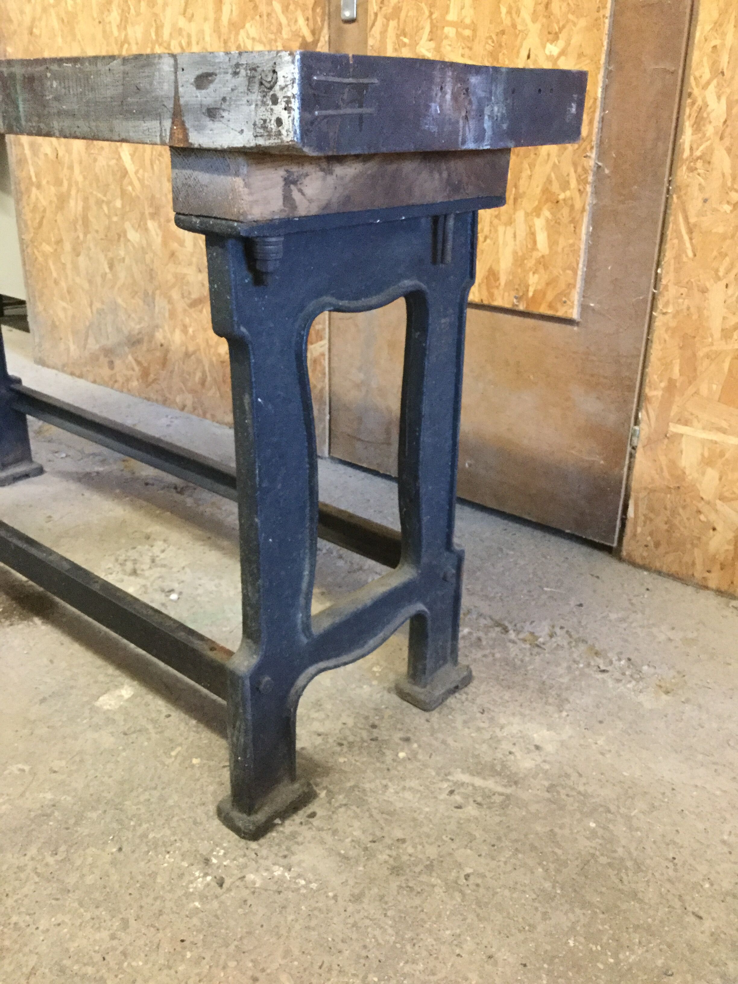 Workbench with cast iron foot