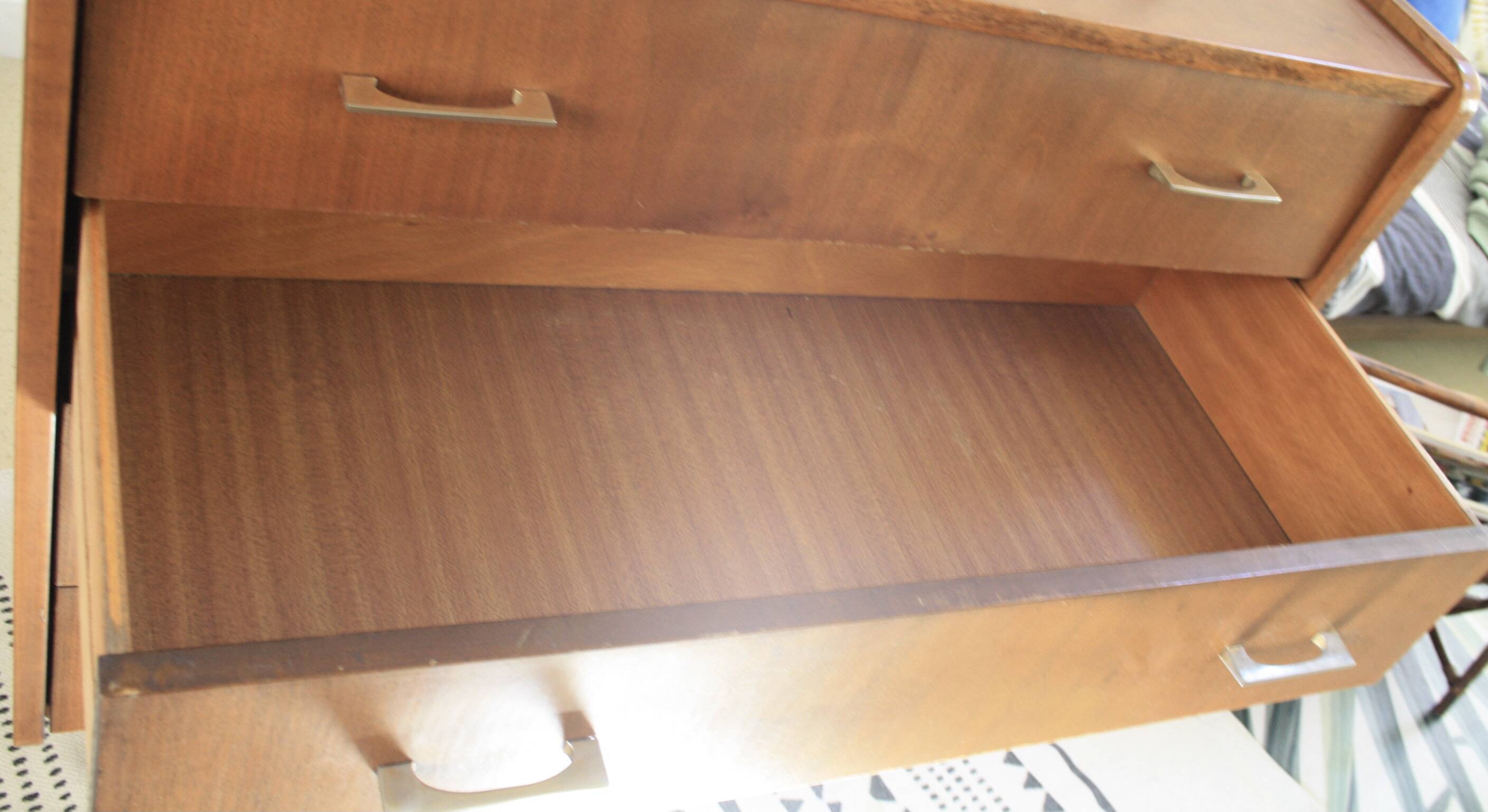 Commode pieds fuseaux