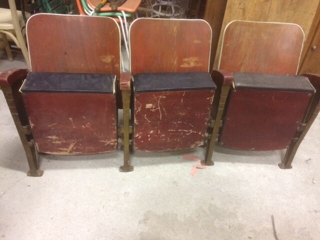 Suite de 3 anciens fauteuil de cinema