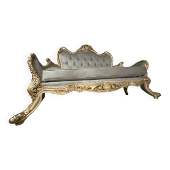 Un canapé bleu clair doux et argenté capitonné en bois d'hêtre Style Louis