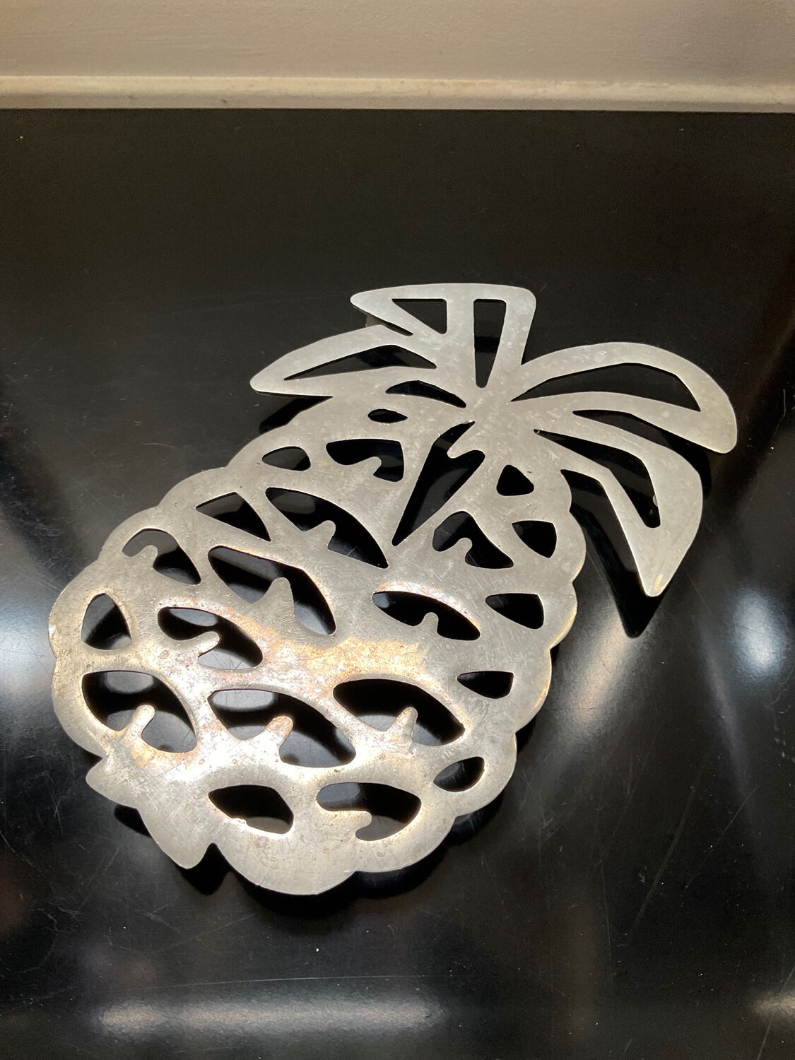 Vintage pineapple trivia in silver metal