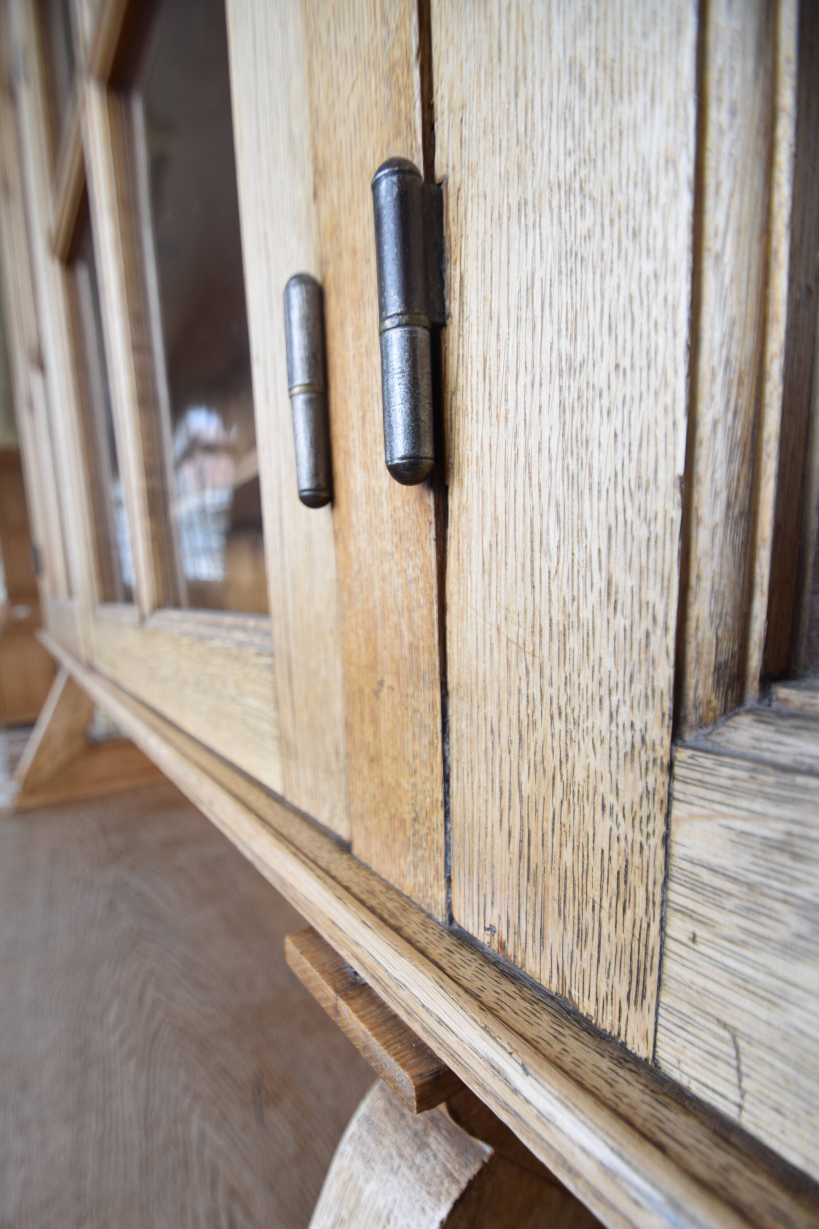 Glass library of a medical school in solid oak from the 1950s.