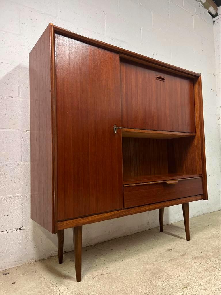 Vintage teaken cabinet / bar cabinet / wall unit