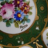 Très grande tasse en porcelaine de Limoges décor de fleurs fond vert fait main signée
