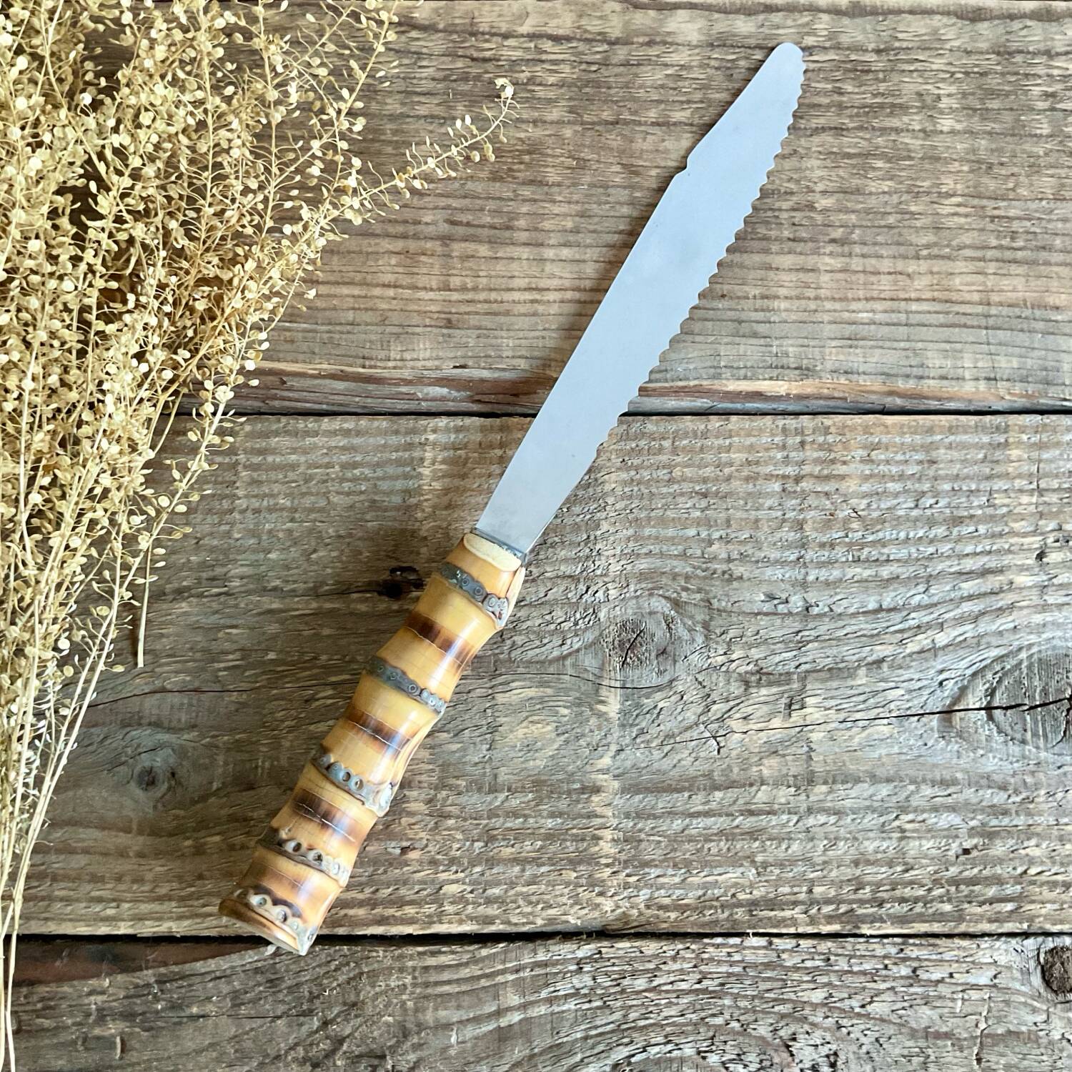 Bread knife with bamboo handle
