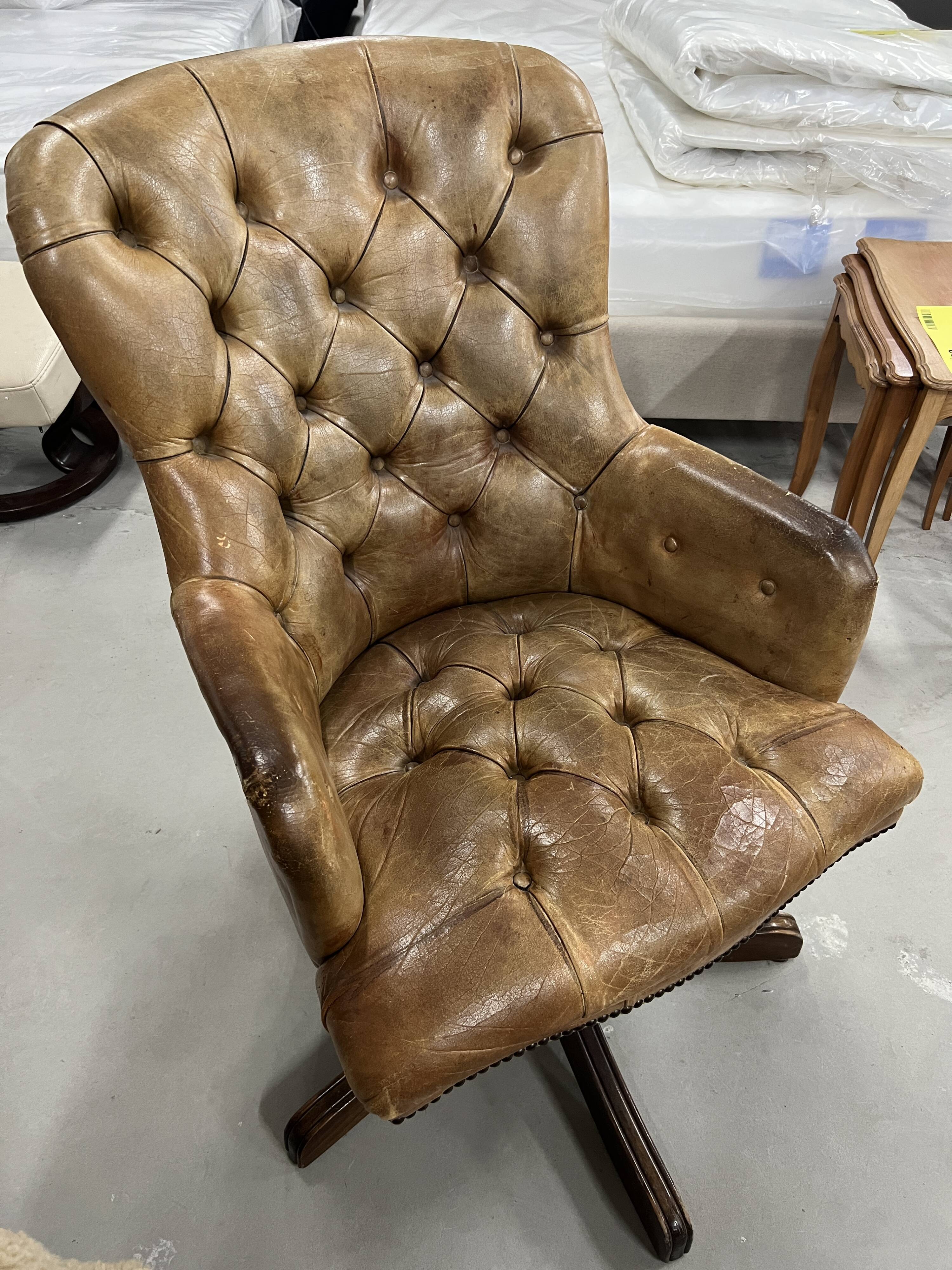 Office chair Chesterfield Gainsborough Chair swivel, in antique gold leather and mahogany