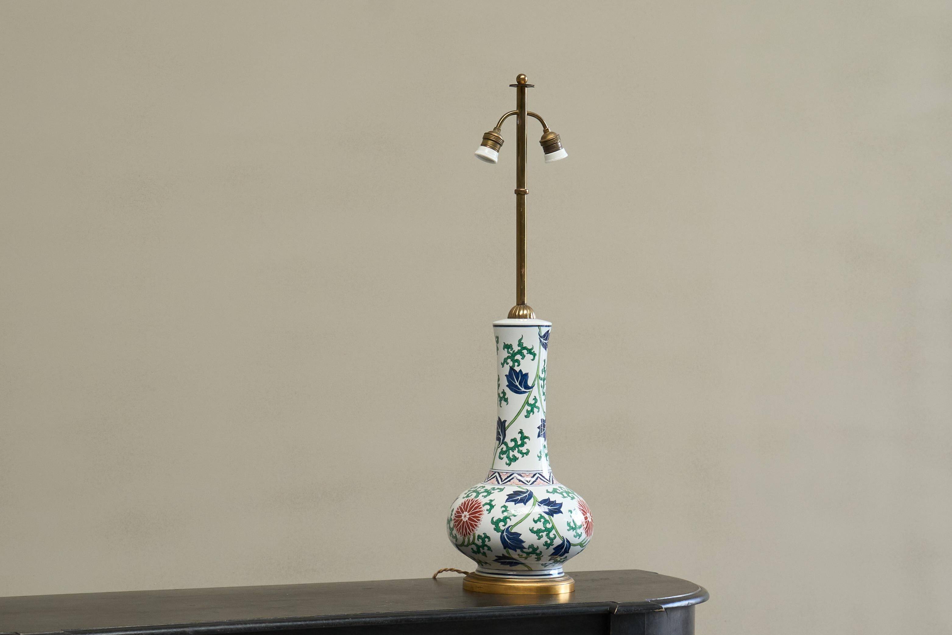Lampe de table chinoiserie française en porcelaine et laiton, années 1940