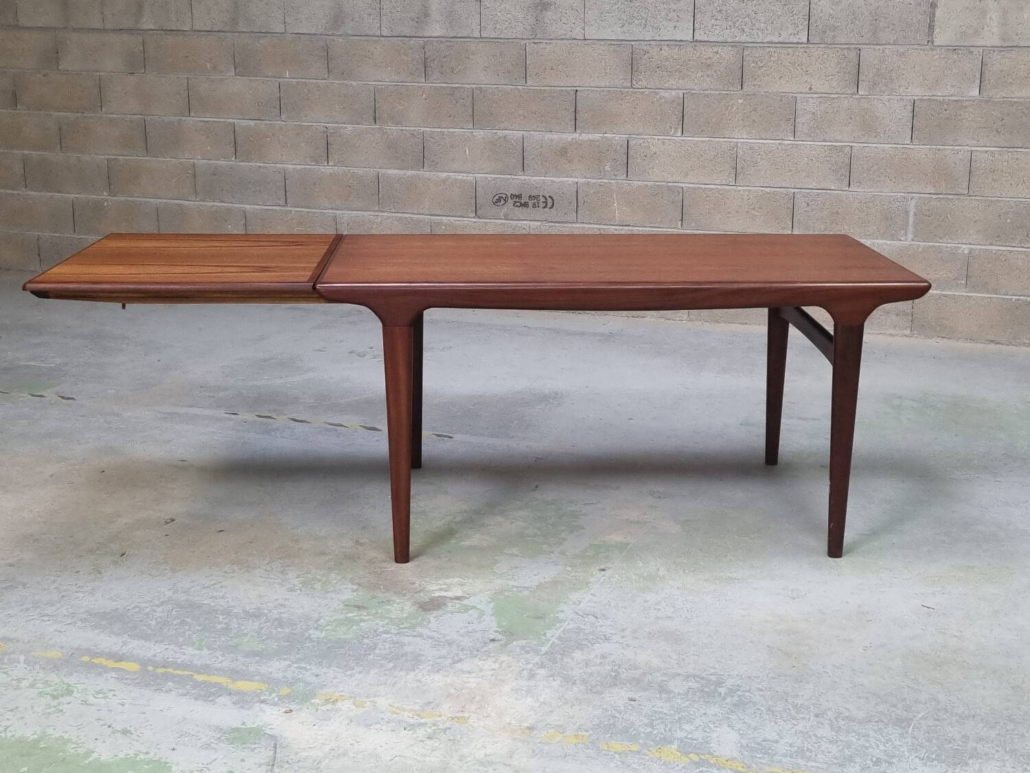 Table by Johannes ANDERSEN and Samcom