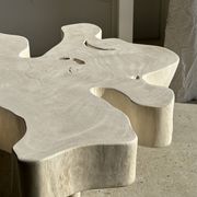 Très grande table basse en manguier blanchi plateau organique D:140cm