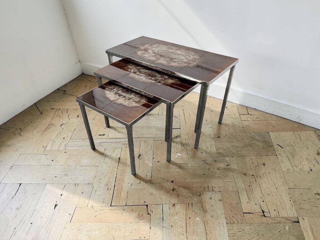 Ensemble de 3 tables gigognes vintage / tables d'appoint avec céramique