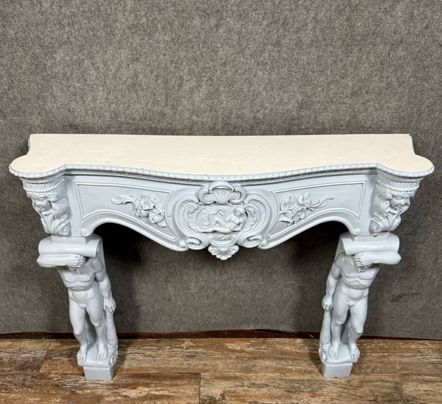Del Torrione: Renaissance-style castle fireplace in painted plaster