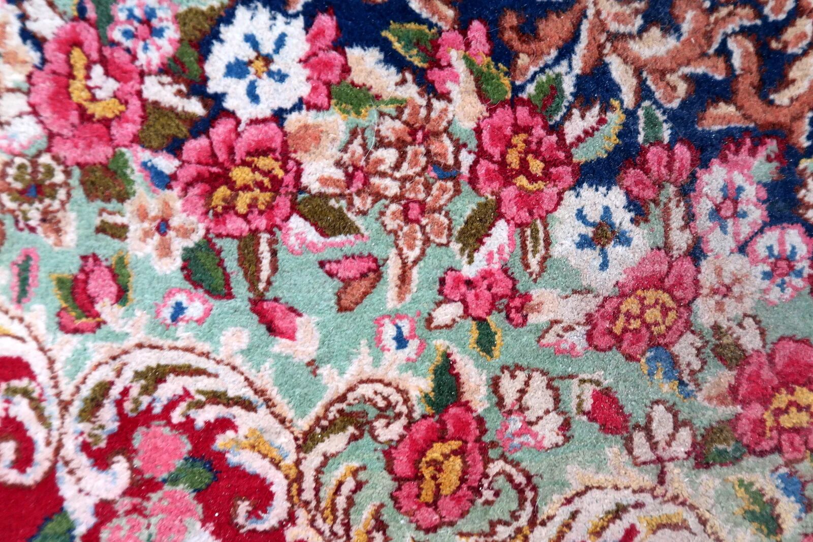 Antique 1920s Persian Kerman rug, floral medallion, red field, 267cm x 364cm