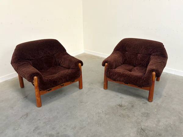 Set of mid-century lounge chairs in oak and teddy