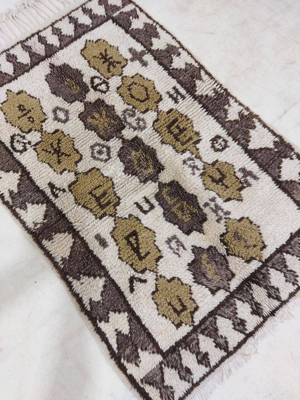 Handmade Moroccan Berber rug 134 x 90 cm