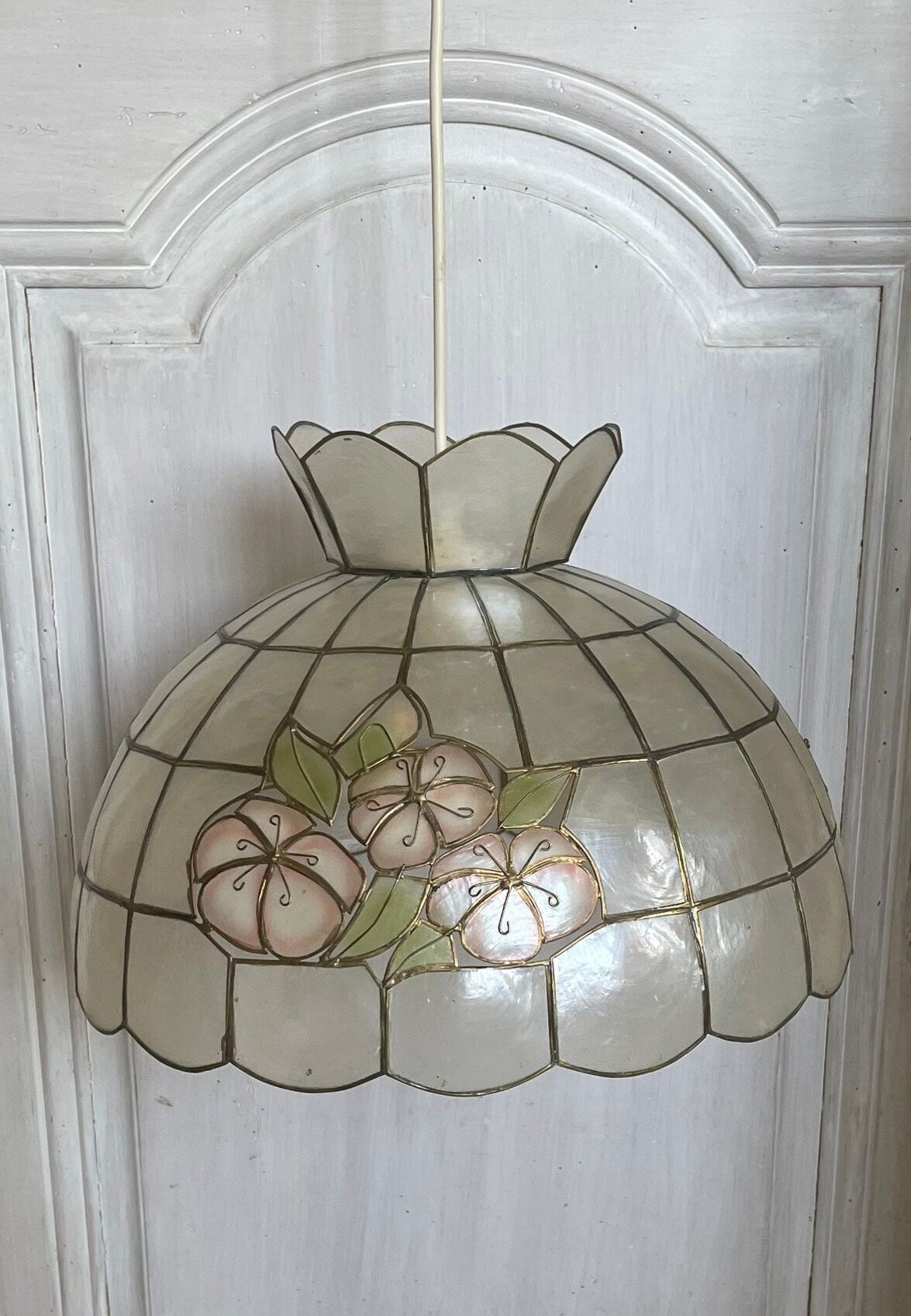 Mother-of-pearl pendant light