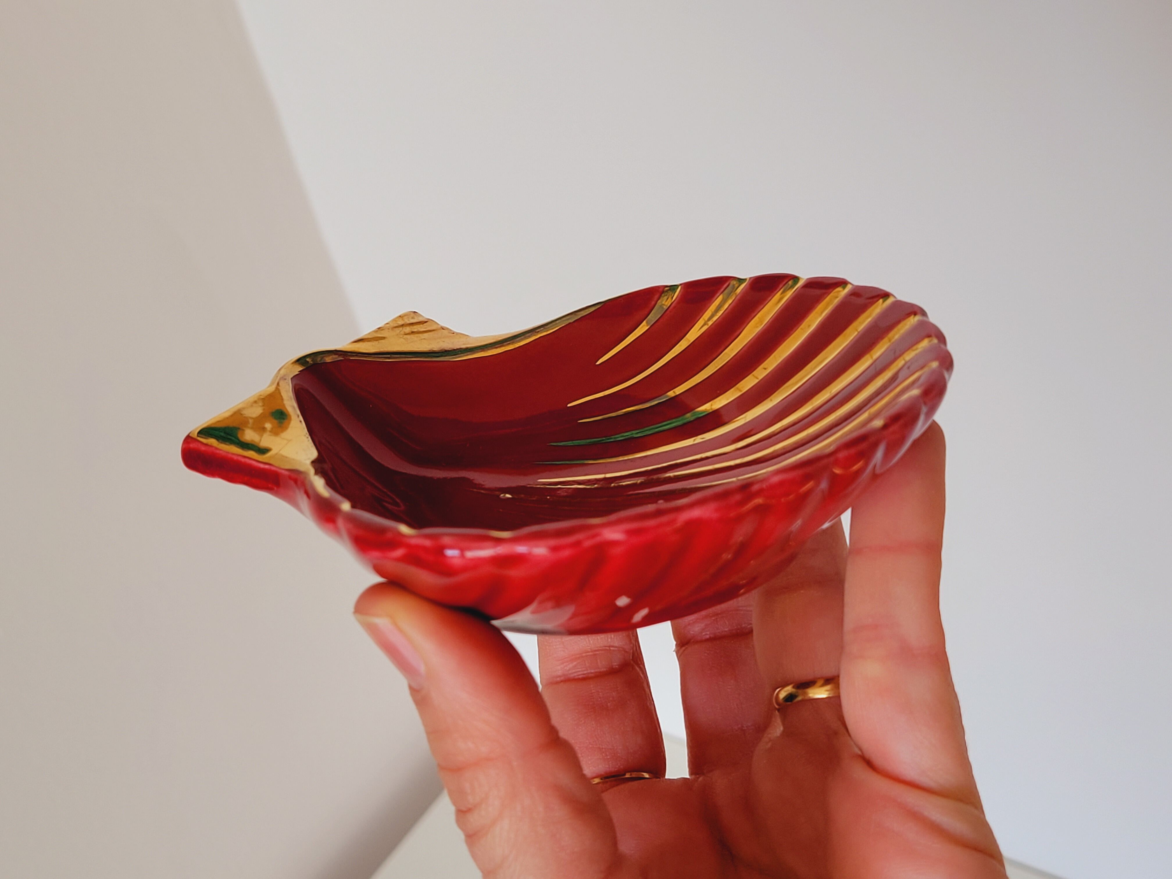 Proceram Aubagne service in red and gilded ceramic shell St Jacques 1950