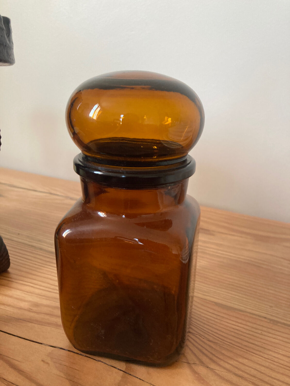 Old apothecary bottle in brown glass / jar