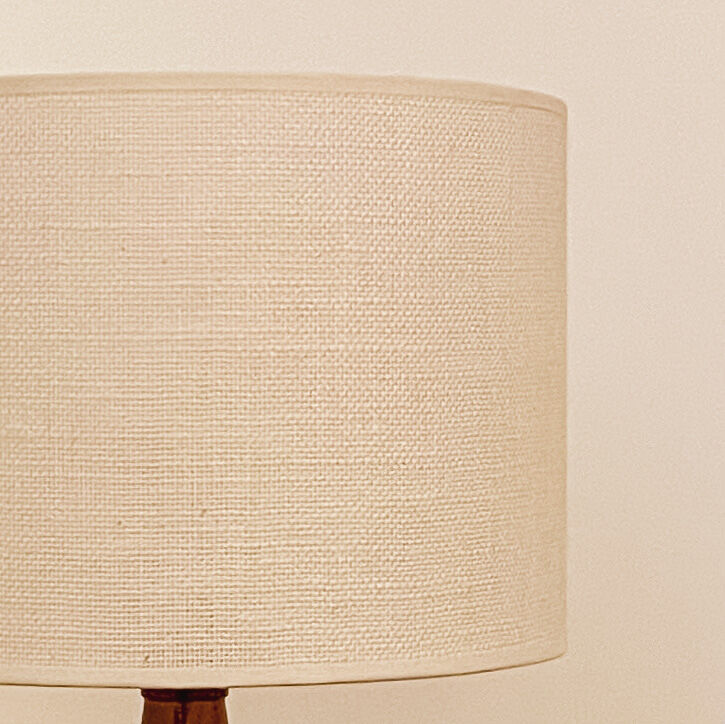 Lampe dame Jeanne et jute tissée