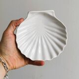 Two-tone shell-shaped bowl